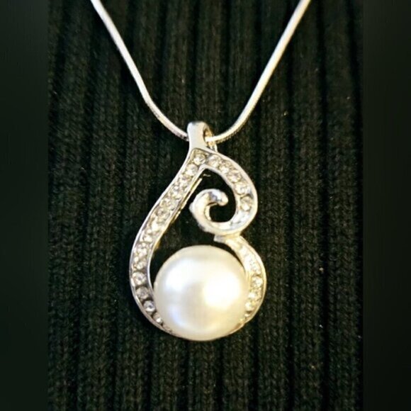 Elegant Pearl & Rhinestone Swirl Pendant Necklace – Silver Tone Classic - Picture 5 of 7